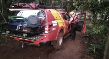  Bombeiros resgatam moradores ilhados durante enchente em Rio Verde