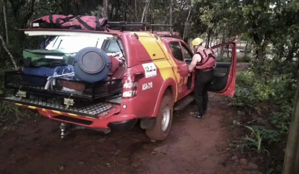  Bombeiros resgatam moradores ilhados durante enchente em Rio Verde