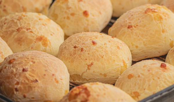 O pão de queijo na cultura e nutrição do Brasil