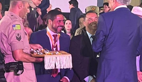 Prefeito de Novo Gama, Carlinhos do Mangão recebe Medalha da Comenda da Ordem do Mérito Anhanguera 2022