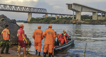 Sobe para 14 o número desaparecidos após queda de ponte